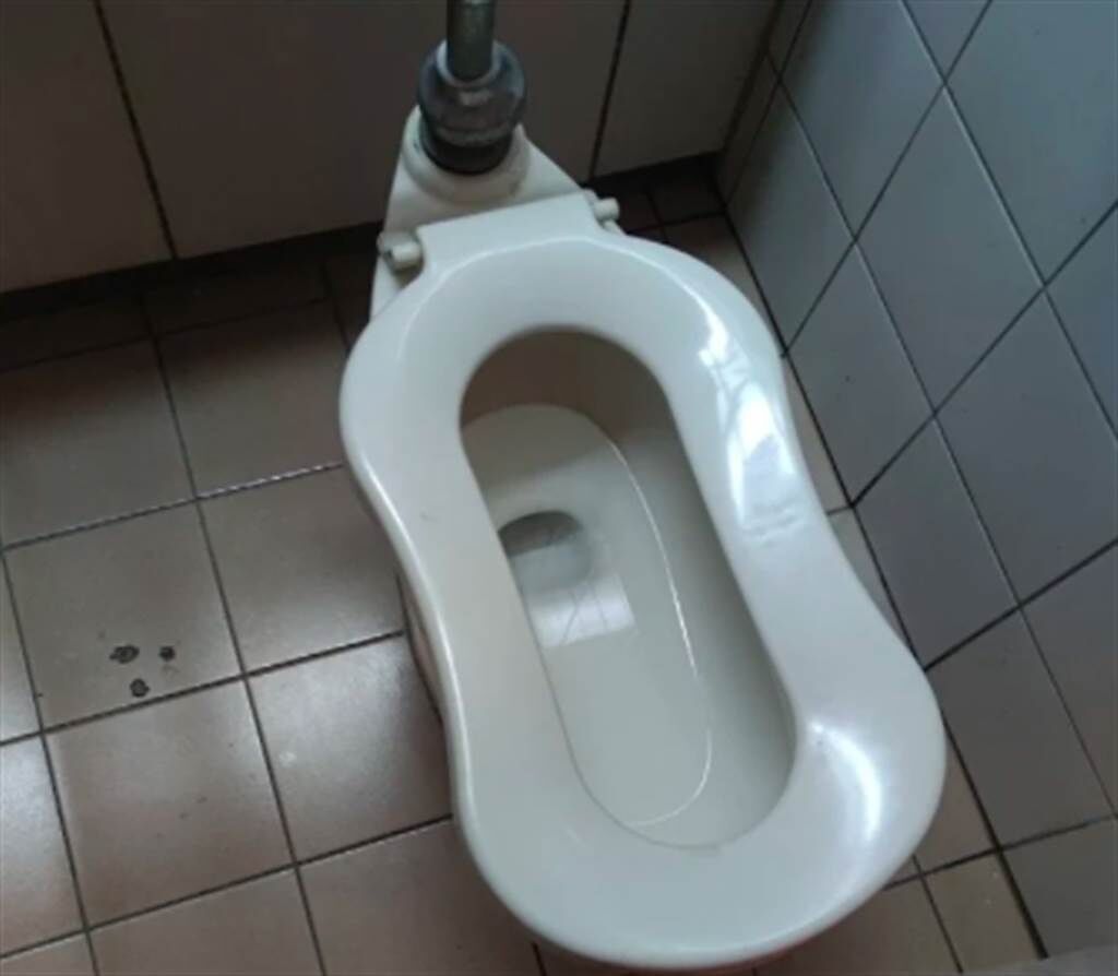 屏東海生館的廁所有個神奇馬桶，與一般馬桶不同，這款馬桶的坐墊向內傾斜。（圖／翻攝自Dcard））