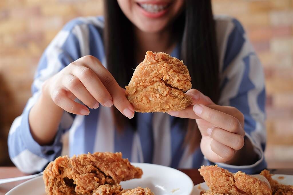 不少人吃炸雞時喜歡吃皮，但要小心攝取過多熱量及Omega-6脂肪酸，恐促發炎反應相關的疾病。(示意圖/達志影像)