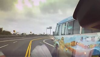 太扯！公務車「霸道橫移」畫面曝光 網友團結提意見檢舉