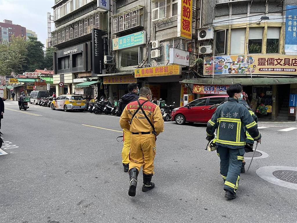 台北市傳出13件電梯受困案，消防局即刻救援。（黃婉婷攝）