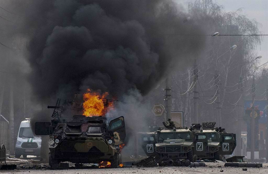在烏克蘭米達列斯留下燒毀的裝甲運兵車和損壞的軍用輕型多功能車。（美聯社）