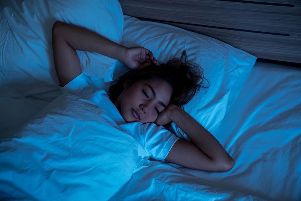 1名女網友日前半夜醒來想要解放，於是放了1個「巨響」的屁，但她放屁完過了5秒才驚覺正與男友掛睡，於是整晚都在擔心電話那頭男友會不會聽見。（示意圖/Shutterstock提供）