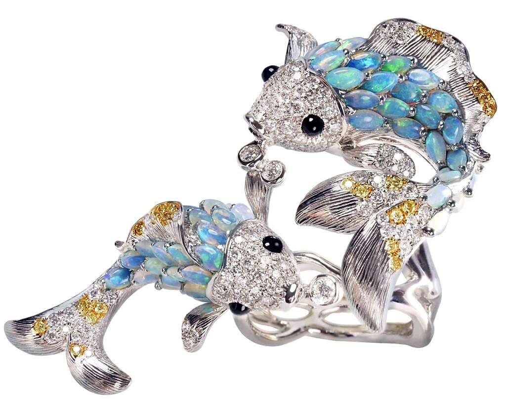 JHENG錦鯉系列天然蛋白石黃鑽戒指，18K白金材質、蛋白石、黃鑽石、黑瑪瑙、白鑽石，錦鯉可轉動設計， 58萬 3000元。（JHENG提供）
