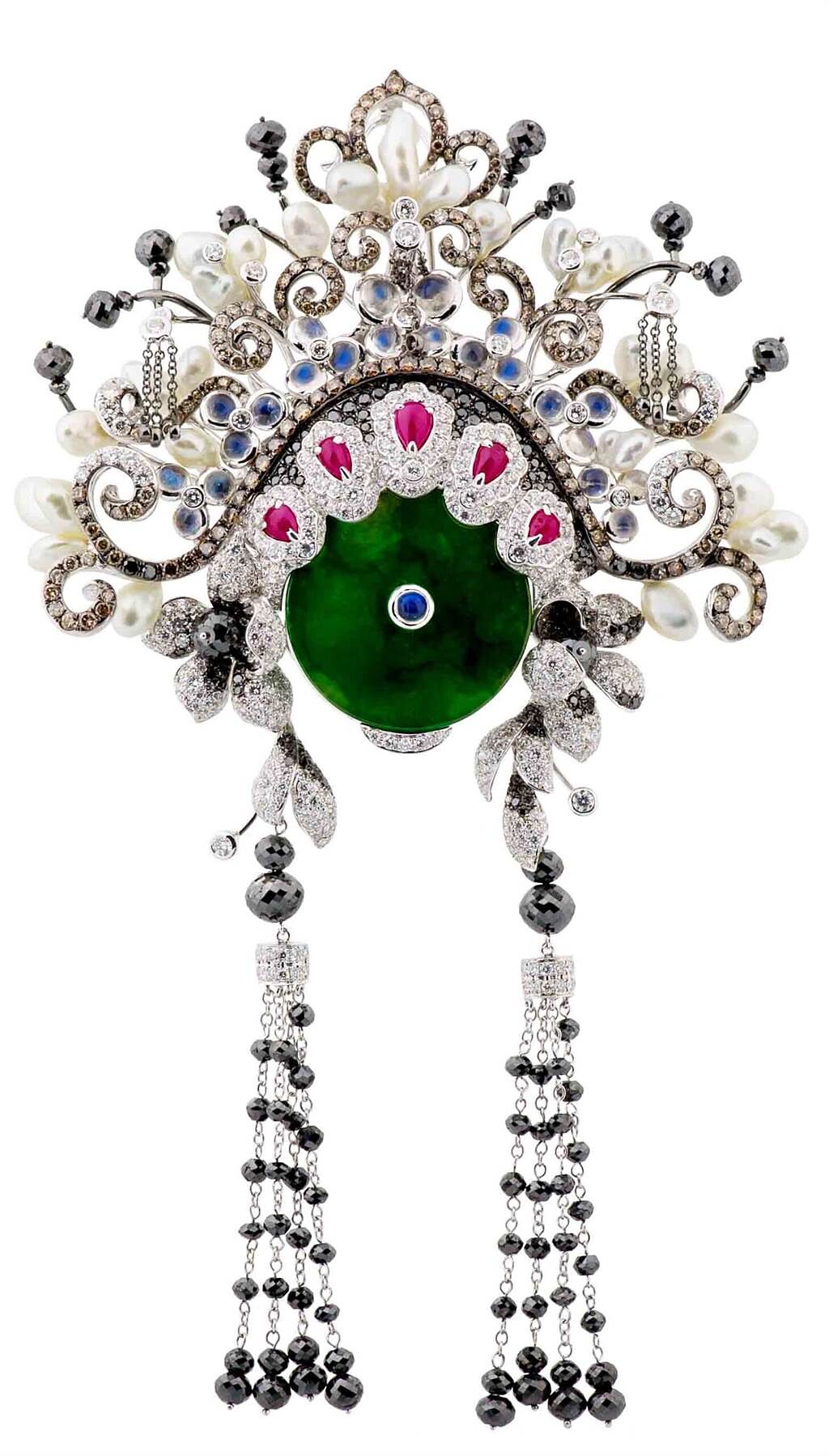 JHENG紅寶珍珠翡翠鑽石墜飾，18K白金材質、A貨翡翠、紅寶、天然無核珍珠、月光石、黑鑽、彩鑽及白鑽石，胸墜兩用設計，195萬 8000元。（JHENG提供）
