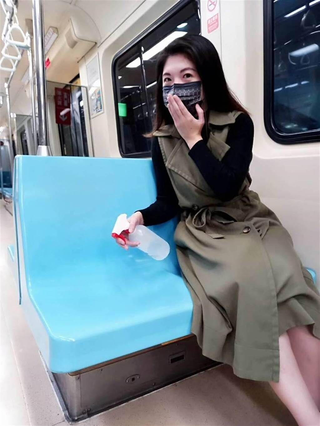 台北捷運公司呼籲旅客別再用酒精噴捷運座椅。（北捷提供）