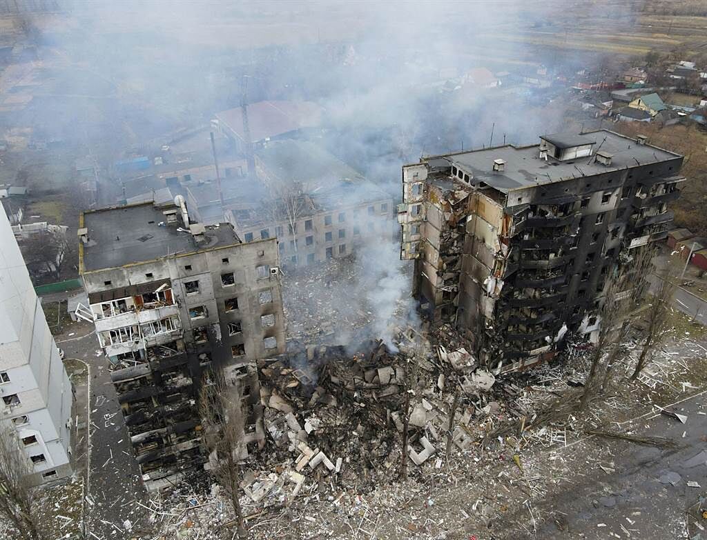 2日俄軍一枚飛彈炸毀基輔西北邊小鎮博羅江卡（Borodyanka）的一座公寓大樓，粗估至今仍有100人遭到活埋。（圖／路透社） 