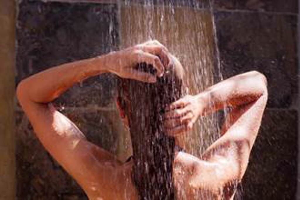 1名男子因不滿和女友求歡遭拒，竟拿起手機偷拍其洗完澡後裸露上身之照片。（示意圖/Shutterstock提供）