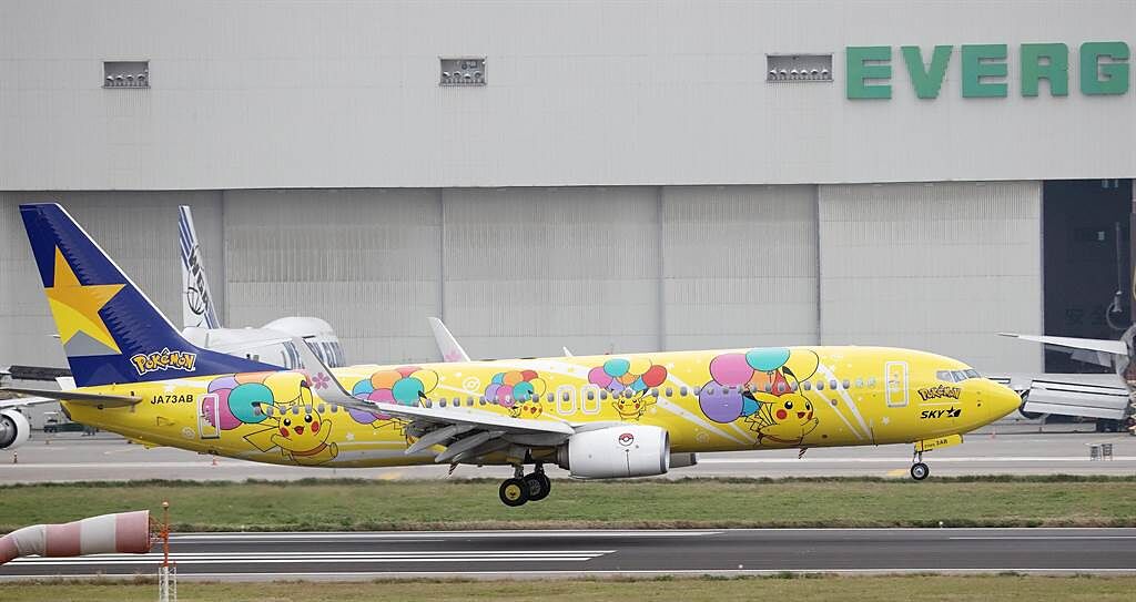 日本廉價航空天馬航空的皮卡丘彩繪機5日抵達桃園國際機場，將在長榮航太保養維修。（范揚光攝）