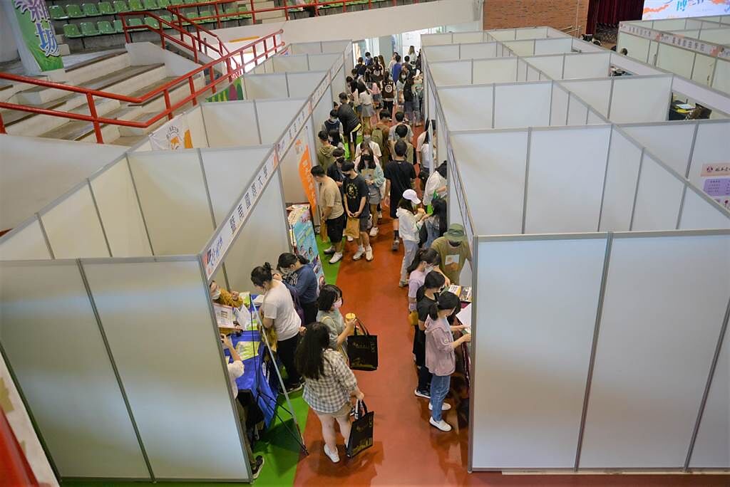 嘉義市2022大學博覽會今登場，現場湧進不少學生實地了解各校系的特色和未來就業取向。（嘉義市政府提供∕呂妍庭嘉義傳真）