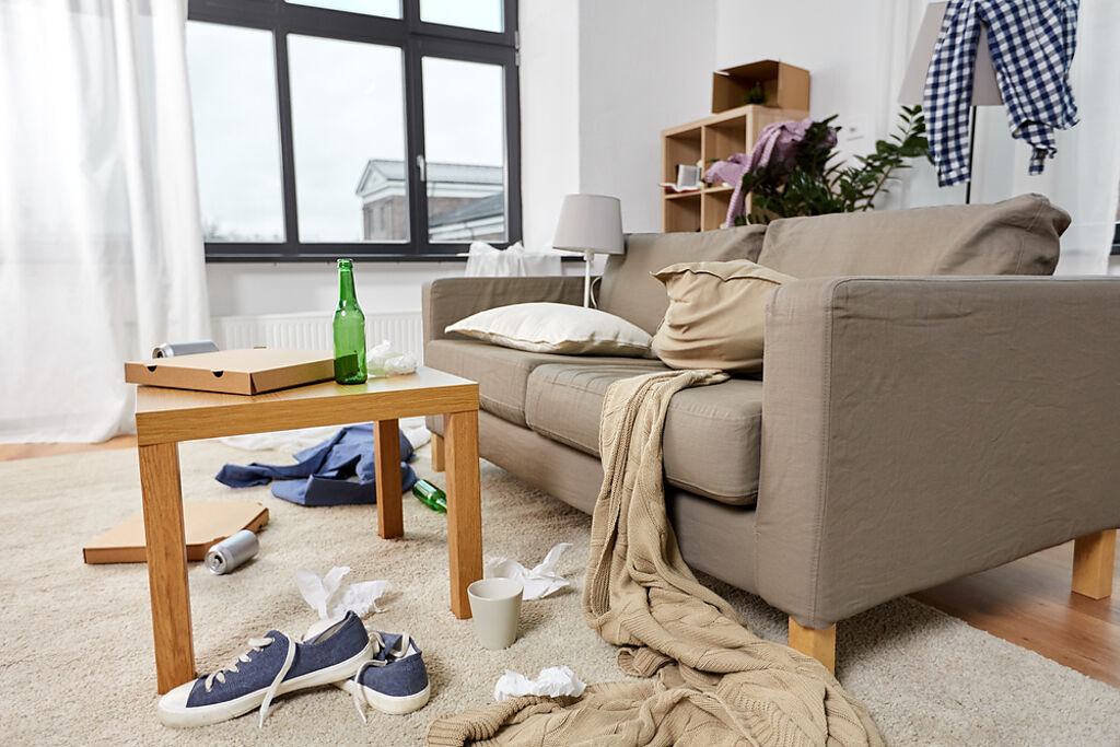 原PO搬入新家時，才發現小叔以沙發為床，沙發上堆滿髒襪子與內褲，把整個家搞得烏煙瘴氣。（示意圖／Shutterstock）