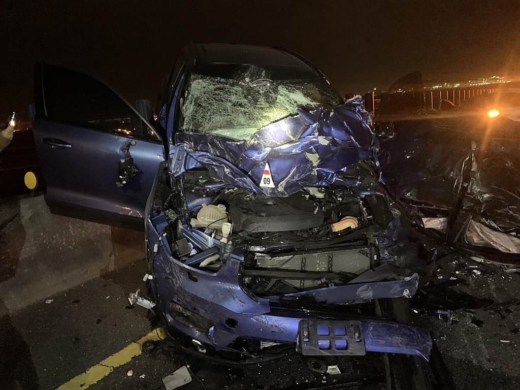 國道3號6日凌晨發生連環車禍，其中藍色轎車擋風玻璃、車頭全毀成廢鐵。（翻攝照片／李京昇苗栗傳真）