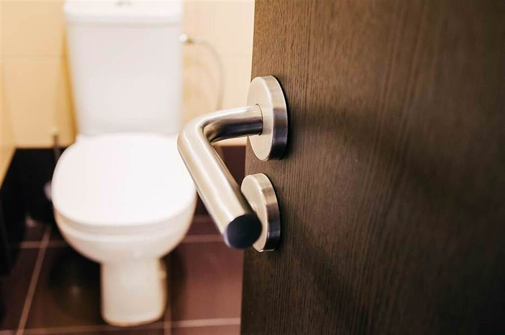就愛上廁所時滑手機？ 有這症狀 是屁屁在求救了。(示意圖/Shutterstock)