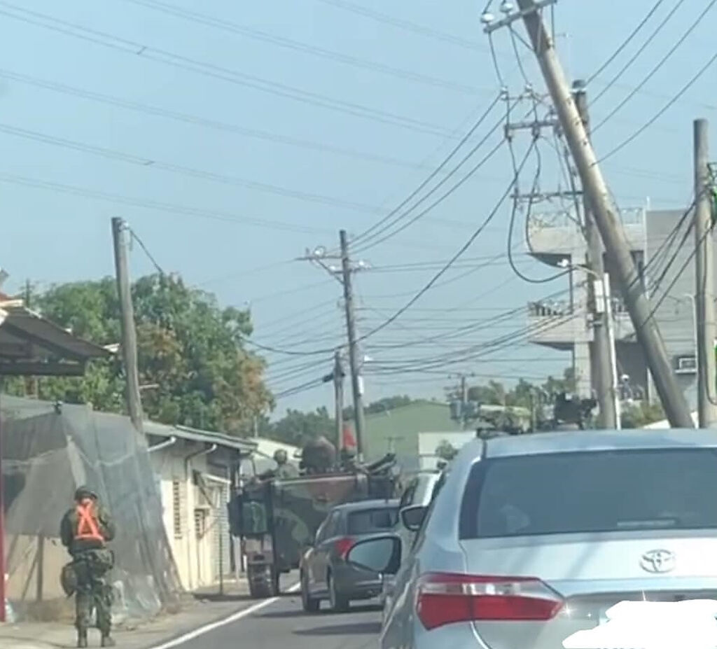 有民眾6日上午在高雄目擊裝甲車撞上電線桿。（翻攝臉書社團《爆料公社》）