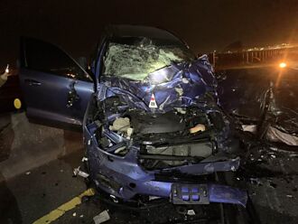 國道4車連環撞 男脫困卻因「拿手機」遭2車撞死