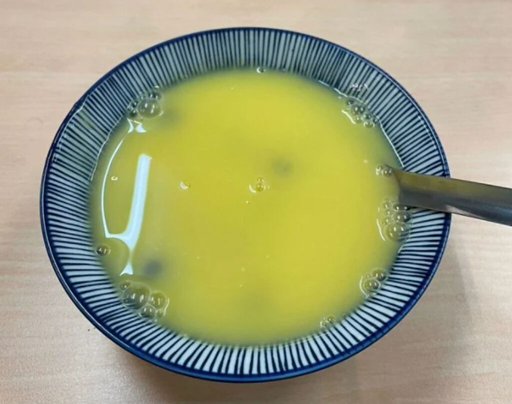 網友PO出整碗「黃色甜湯」，問有沒有人吃過？ 老饕一看淚喊：超好吃！是童年啊。(圖/截自Dcard)