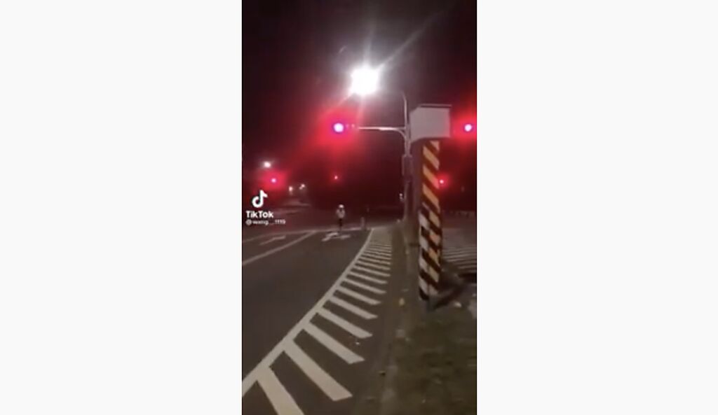 苗栗3屁孩跑步闖紅燈玩測速照相桿 警方卻因這個原因罰不到（圖/擷取自影片）