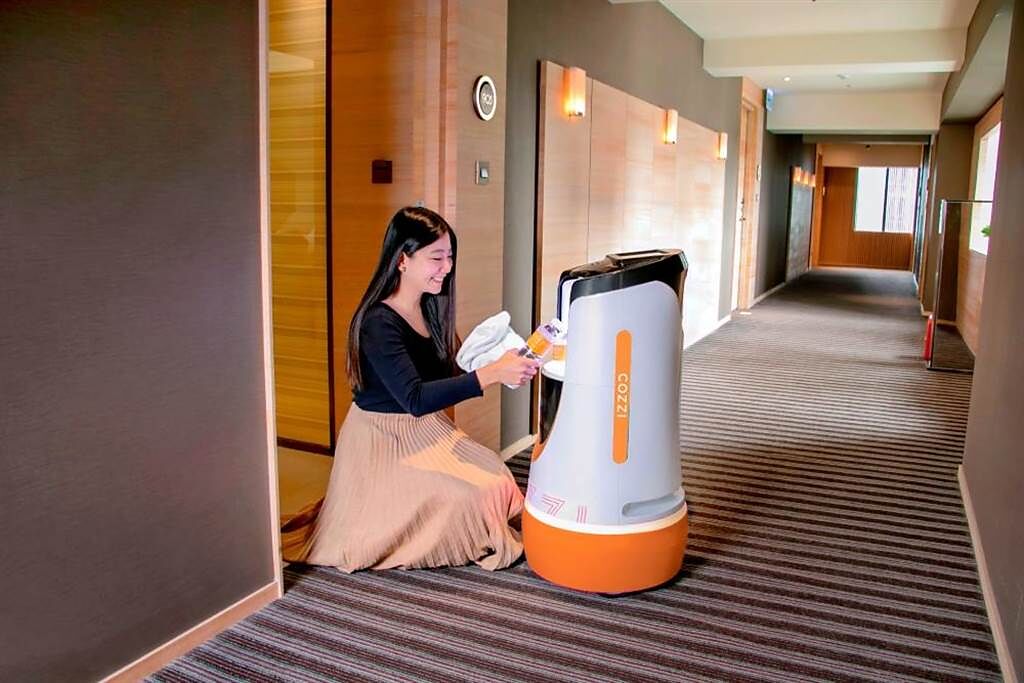 「COZZI將」智能機器人，進行客房送物服務，減少人際接觸，圖為和逸飯店台北民生館。（國泰飯店觀光事業提供） 