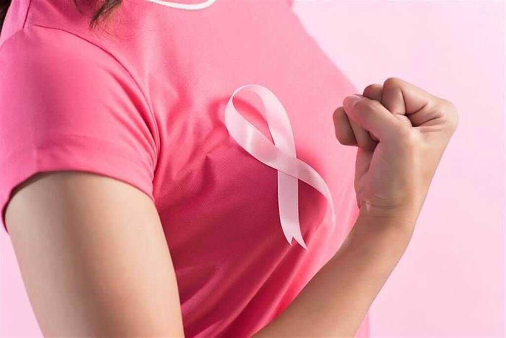 醫師統整乳癌10大危險因子，呼籲女性多留意乳房健康。(示意圖/Shutterstock)
