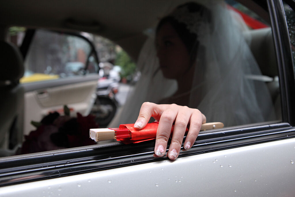 傳統習俗新娘出嫁丟扇子，象徵丟掉壞脾氣。（示意圖，達志影像/shutterstock）
