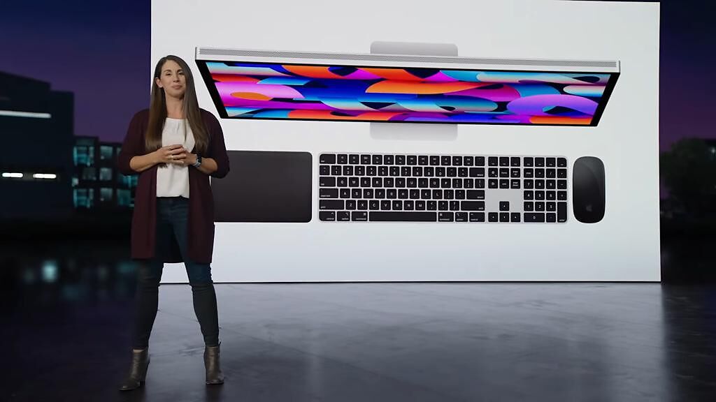 蘋果全新的Studio Display另還有配備Touch ID和數字鍵盤的巧控鍵盤、巧控板，以及巧控滑鼠，均推出銀、黑色的新配色供消費者選購。（翻攝直播畫面）