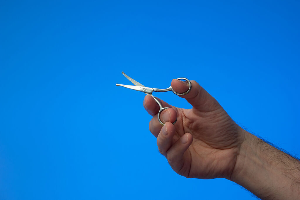一名男網友在修剪下體毛髮時，剪刀的刀片不小心劃傷睪丸，當場破皮流血。（示意圖／Shutterstock）