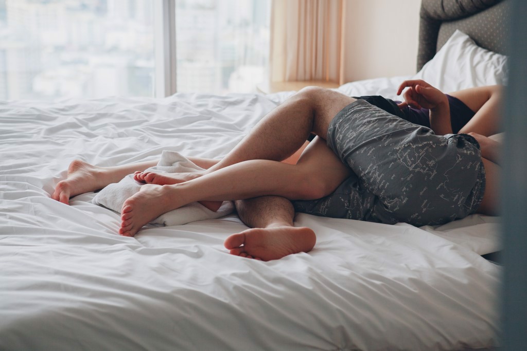 人妻某天醒來發現老公的腿壓在自己身上。(示意圖/取自達志影像)