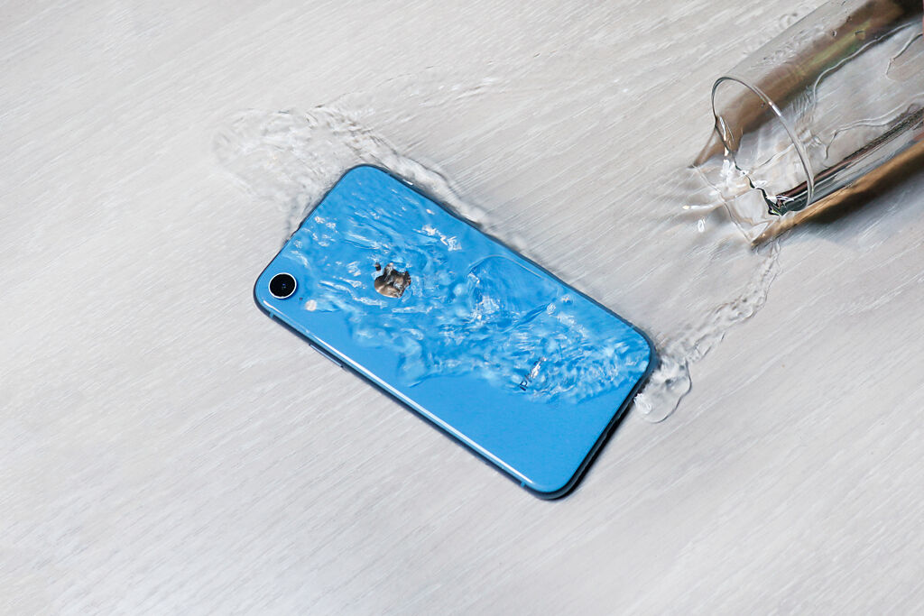 一名男網友表示，iPhone顯示「偵測到進水」，令他十分心急，對此有網友教用「捷徑App」，讓iPhone自動排水。（圖／示意圖，達志影像）