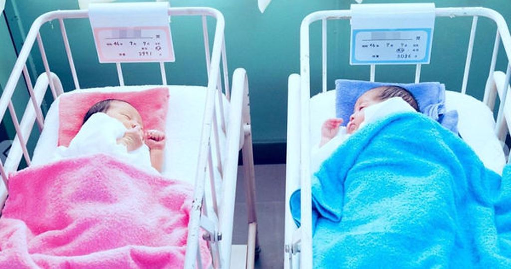 一名日本網友分享，婚後發現她出生時躺在隔壁保溫箱的男嬰，竟然是她現在的老公。。（圖／翻攝自 かかまつ推特）