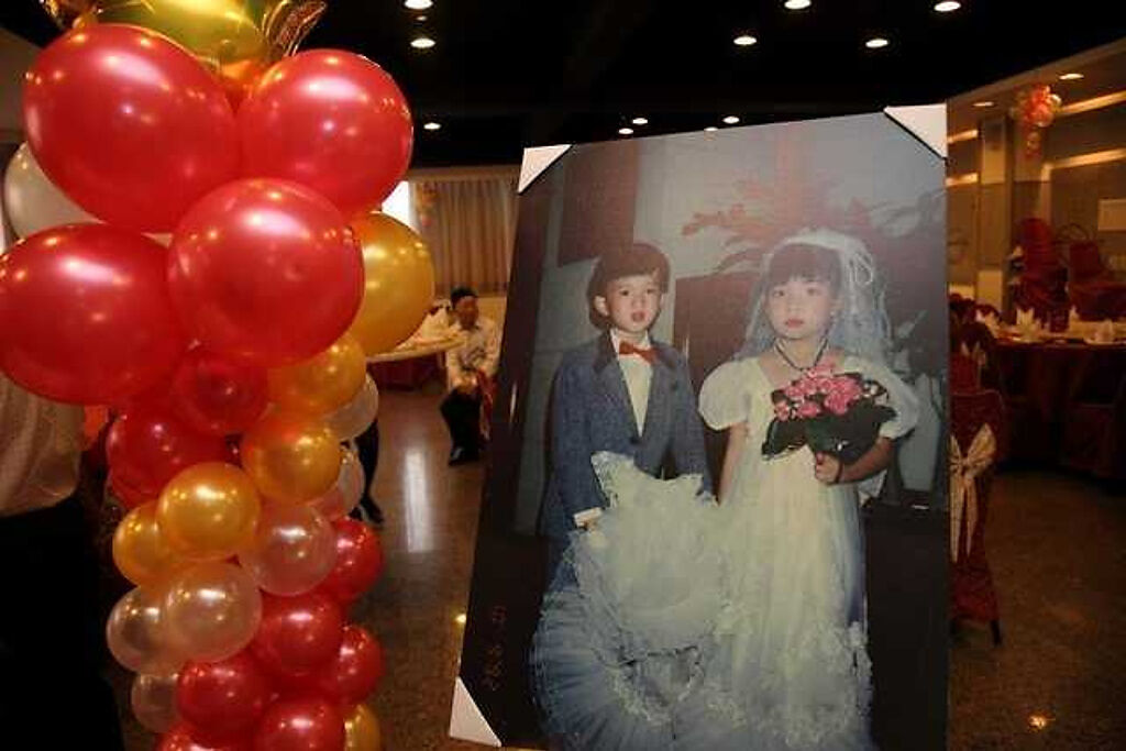 台灣一對夫妻，意外發現原來彼此在幼稚園就一起拍過婚紗照，並把小時候的照片放上婚宴會場。（圖／翻攝自PTT）