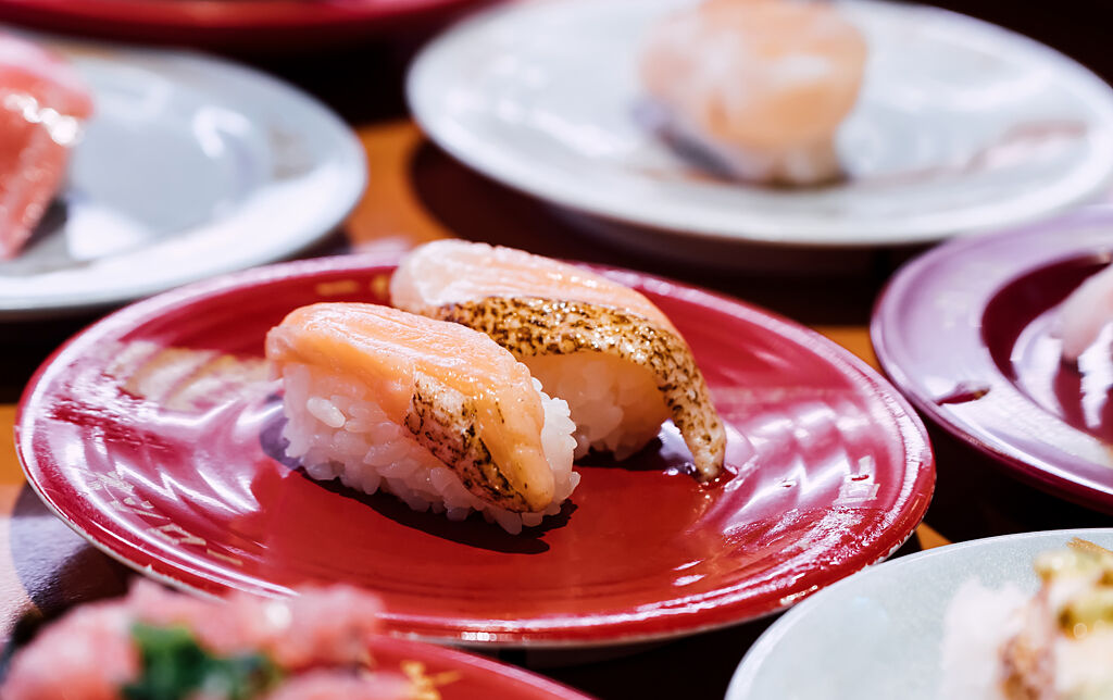 爭鮮才剛喊鮭魚缺貨，藏壽司隨即推出鮭鮪祭，壽司郎還公告鮭魚不斷貨的消息，較勁意味濃厚讓網友笑翻。(示意圖／Shutterstock)