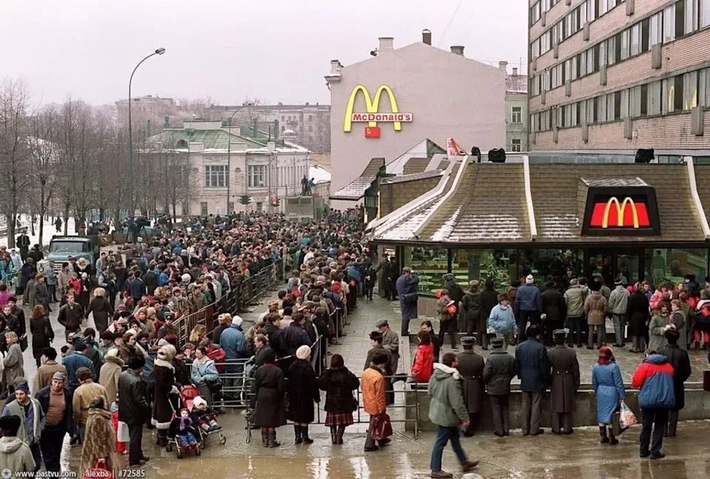 愛爾蘭駐莫斯科記者克科倫貼出莫斯科普希金廣場麥當勞的排隊人潮。(圖/翻攝自推特)