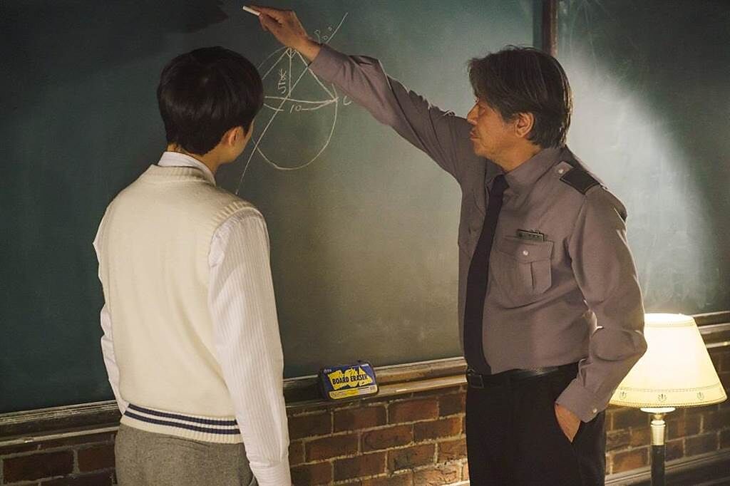 崔岷植（右）飾演天才數學家，卻卻坦言自己在學生時期就放棄數學了。（車庫娛樂提供）