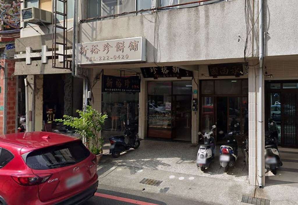 台南60多年老店「新裕珍餅舖」已貼出停業公告。（圖／翻攝Google Maps）