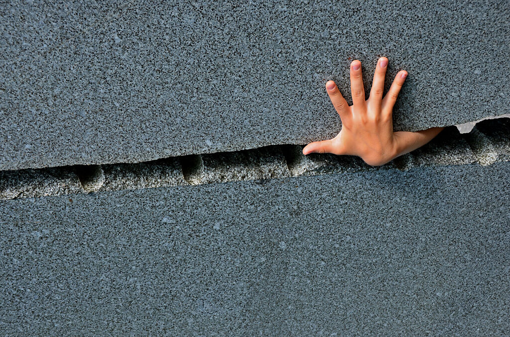 廣州一名女子失足墜落50公分寬牆縫，時間長達7天。（示意圖／達志影像）