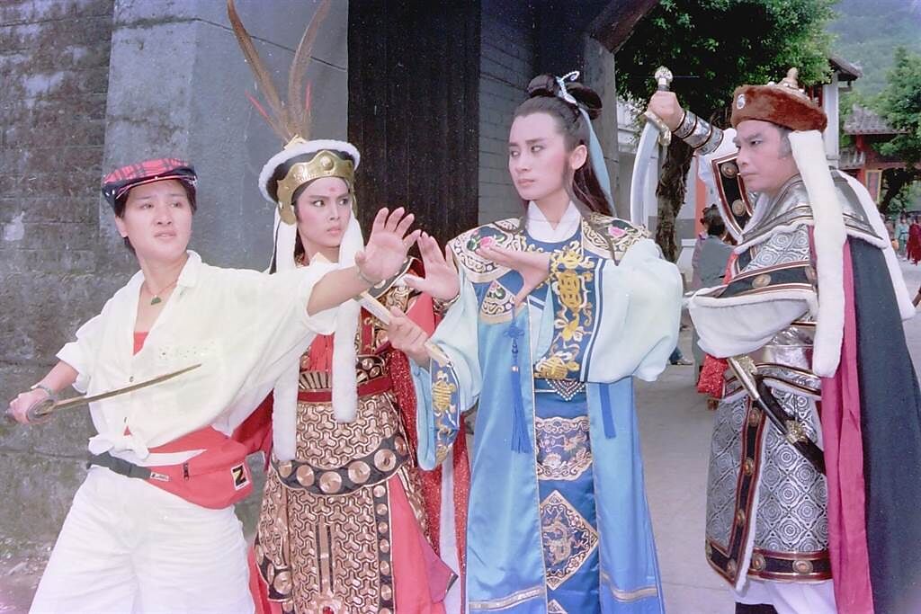 楊麗花（左）曾在陳亞蘭的《鐵漢柔情》中演男主角。欣湉國際提供