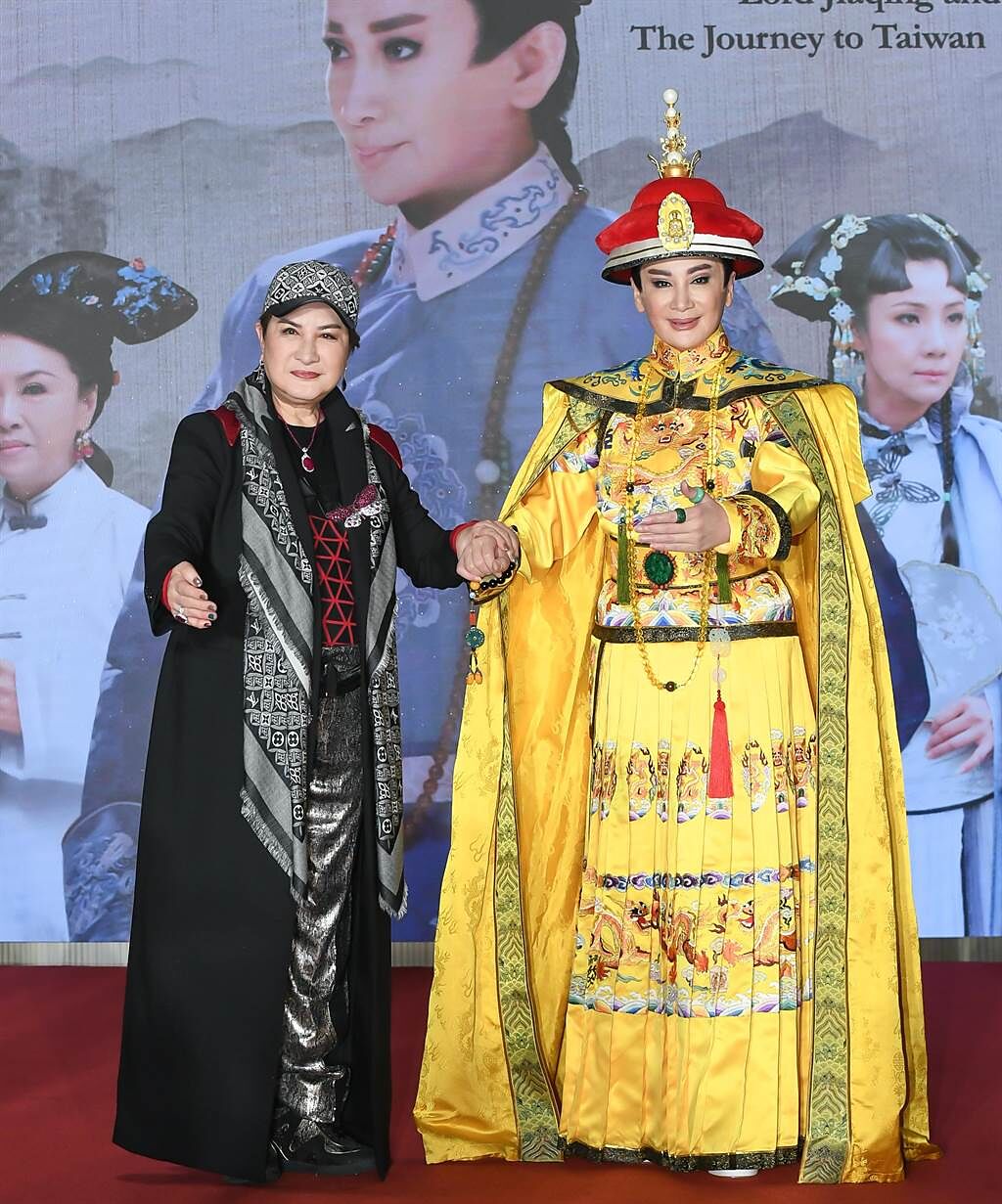 楊麗花（左）前不久替愛徒陳亞蘭的新歌仔戲首映會站台。欣湉國際提供