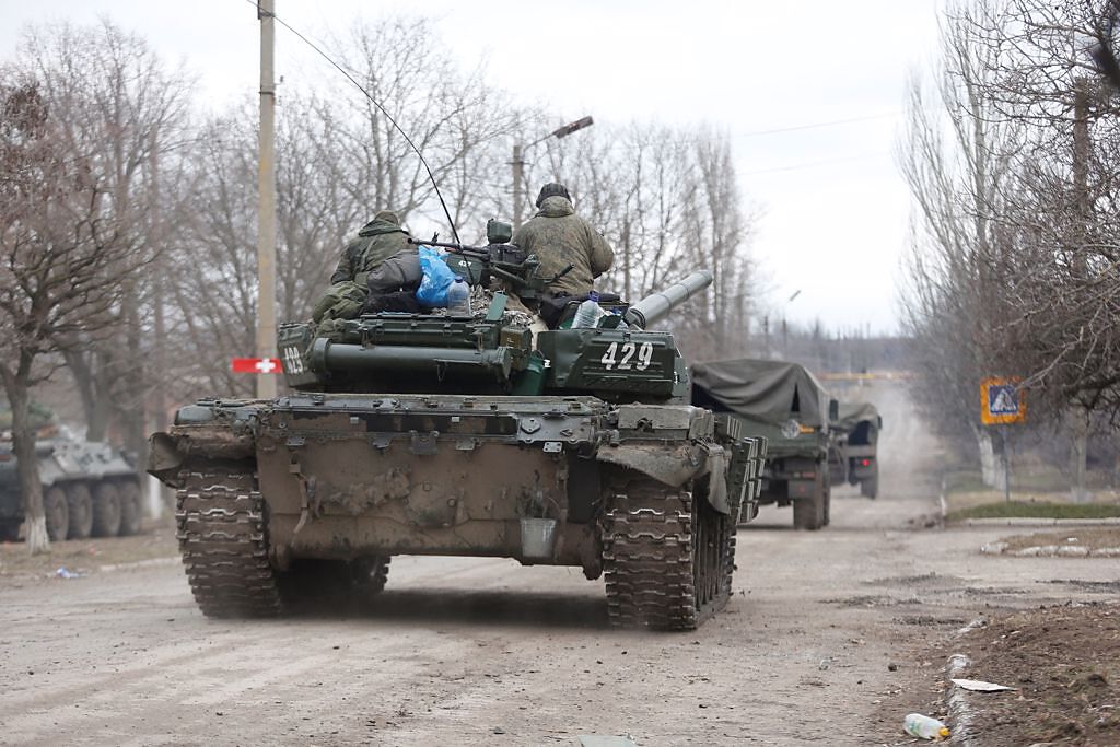 俄羅斯宣稱，親俄部隊已佔領戰略要地沃爾諾瓦哈。圖為親俄部隊車隊。（圖／路透社）