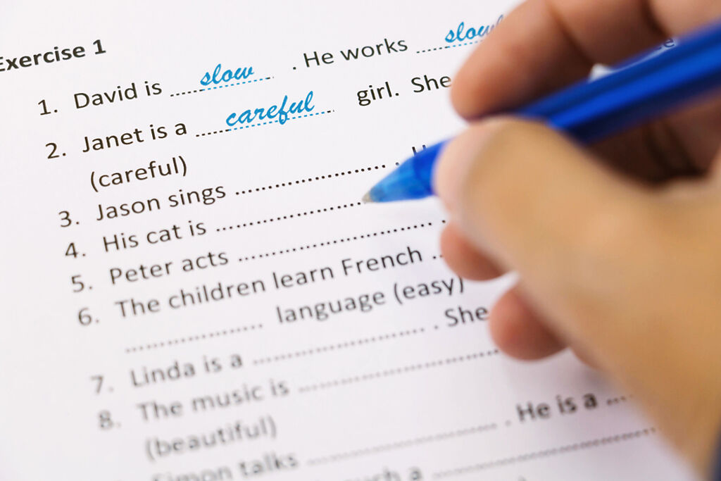 一名男網友指出，外甥女自英國返台念國中，不料英文成績僅拿「乙」等，讓他十分困惑。（示意圖／Shutterstock）