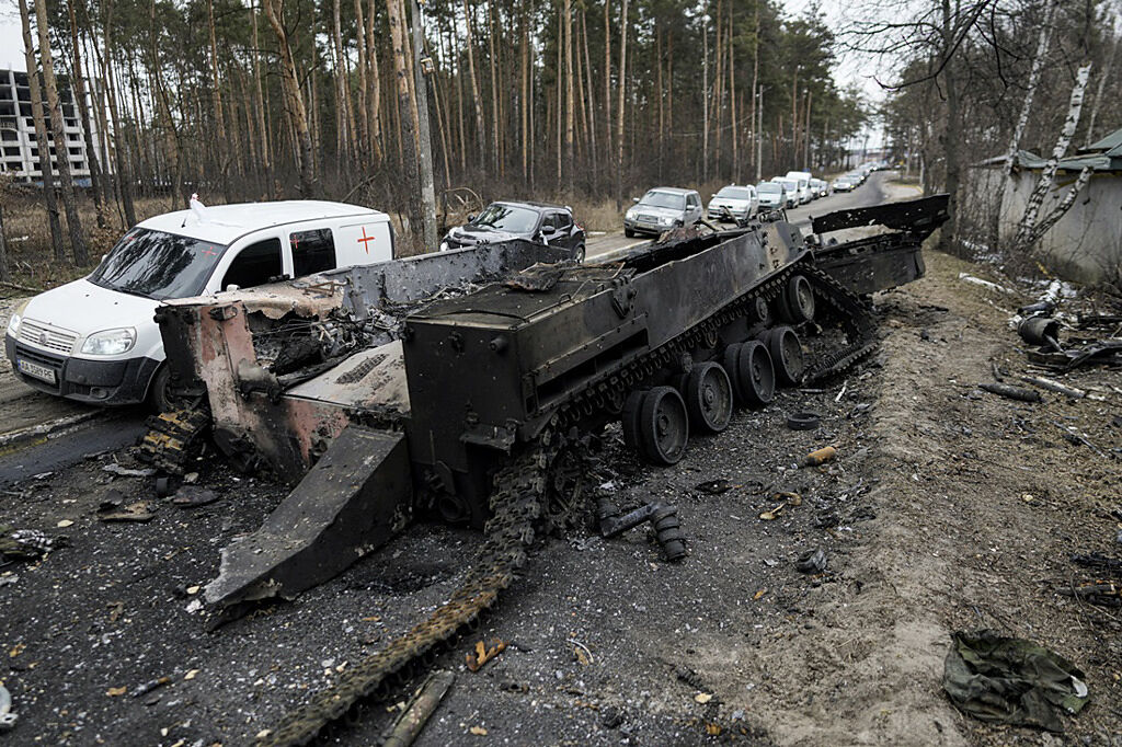 圖為基輔郊外小鎮伊爾平（Irpin）道路上被摧毀的俄軍戰車。（圖／美聯社）

