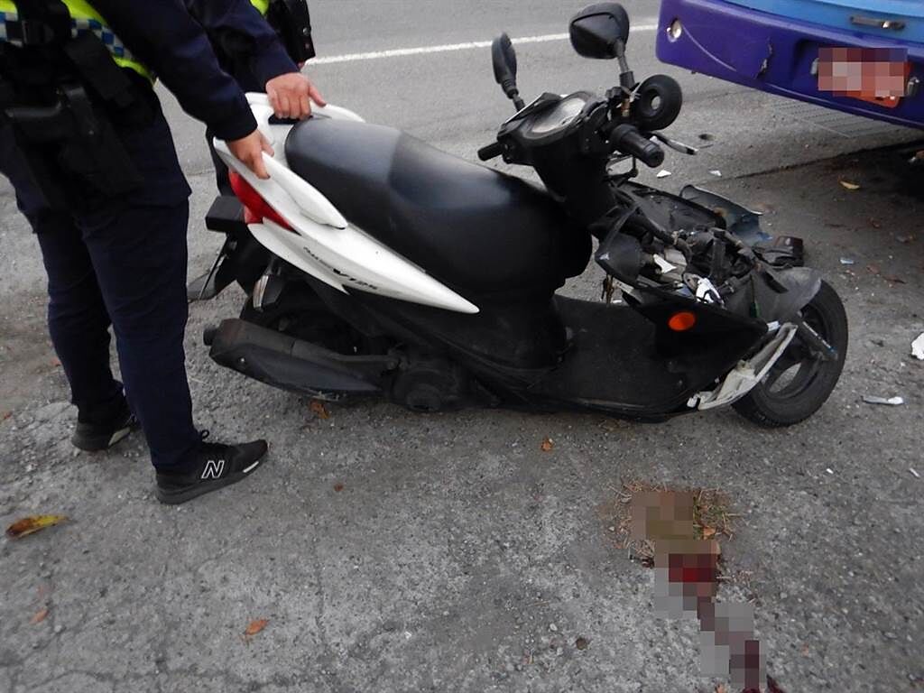 社頭鄉中山路一段，昨日清晨發生離奇的騎士自撞路旁遊覽車死亡車禍。（民眾提供／謝瓊雲彰化傳真）