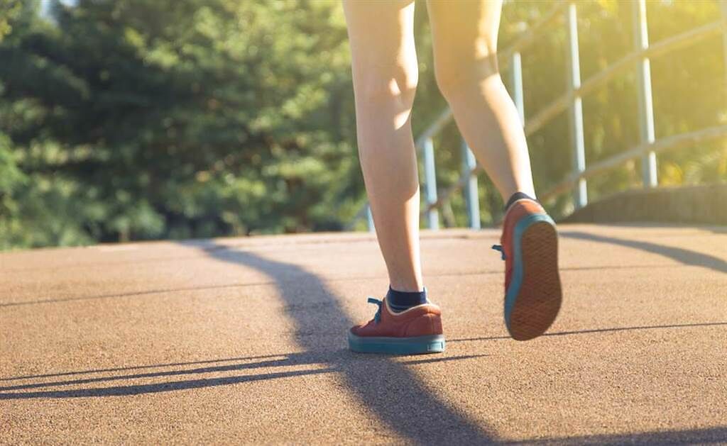 科學家歸納：想長壽 每天所需的最佳步數不是1萬步。(示意圖/Shutterstock)