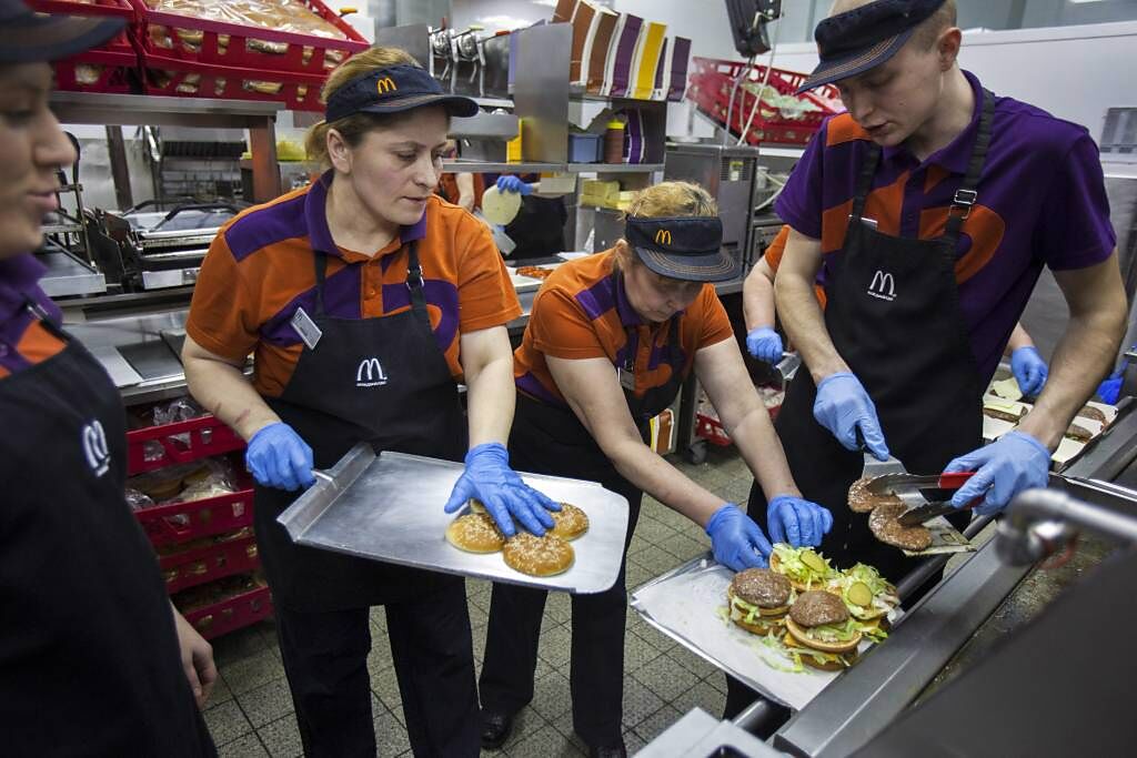 俄羅斯的麥當勞員工製作漢堡。（美聯社資料照）