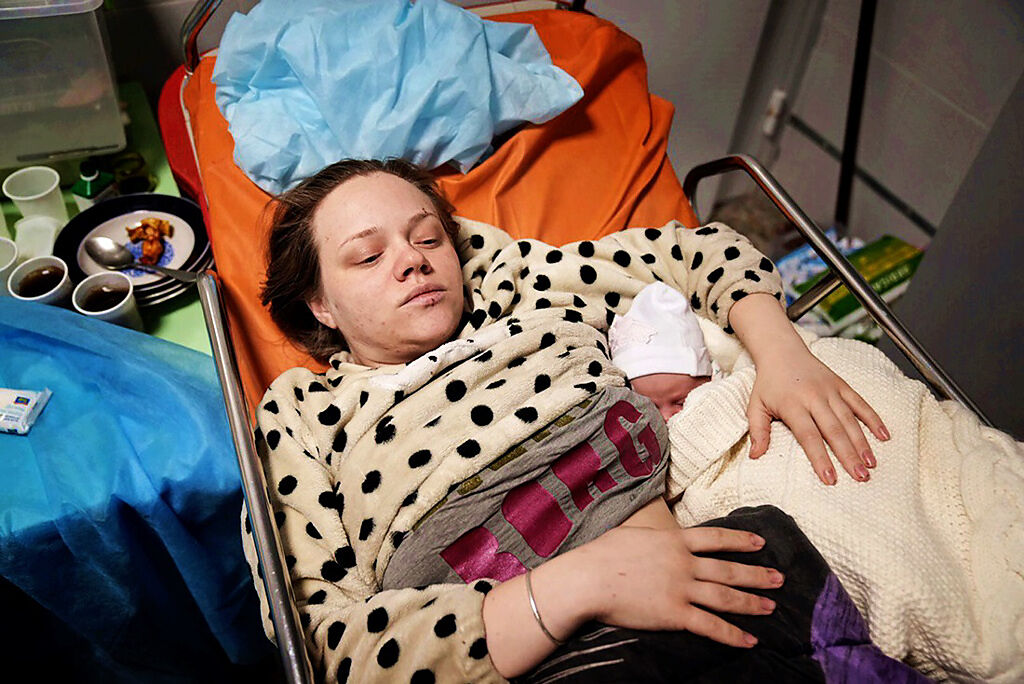 俄軍9日轟炸馬立波（Mariupol）的婦幼醫院，外媒拍到孕婦挺著大肚、臉上沾血逃難，讓俄羅斯砲轟是女演員維舍吉爾斯卡婭（Mariana Vishegirskaya）演的，現在維舍吉爾斯卡婭已經誕下女嬰。（圖／美聯社）