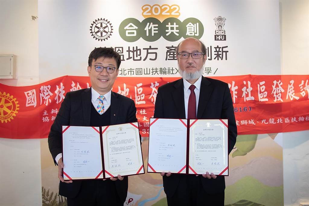 台北圓山扶輪社社長黃皎烈（左）與華梵大學校長林從一簽署「增溫茶」讓與合約。（華梵大學提供）