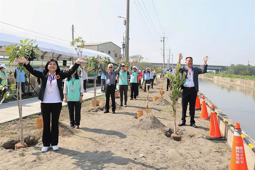 行政院農委會今（12日）同步在台南、嘉義、雲林的「水圳綠道」舉辦植樹活動，雲林縣長張麗善（右一）代表與其他2縣市視訊種樹。（周麗蘭攝）