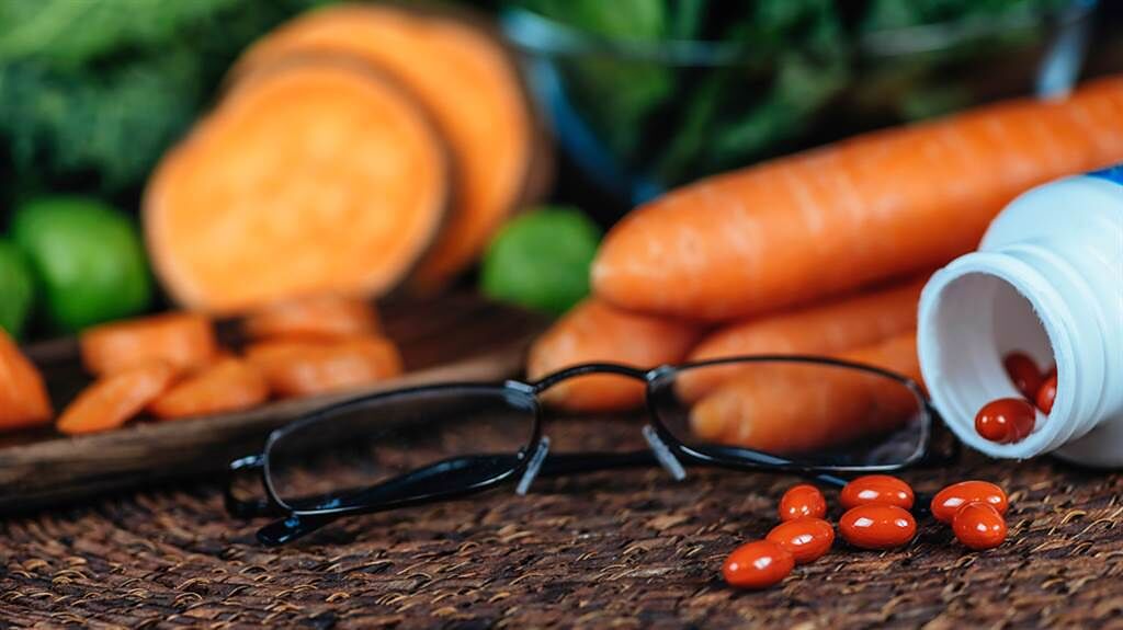護眼補充葉黃素 醫曝：3關鍵沒做到 不但白吃還傷肝。(示意圖/Shutterstock)