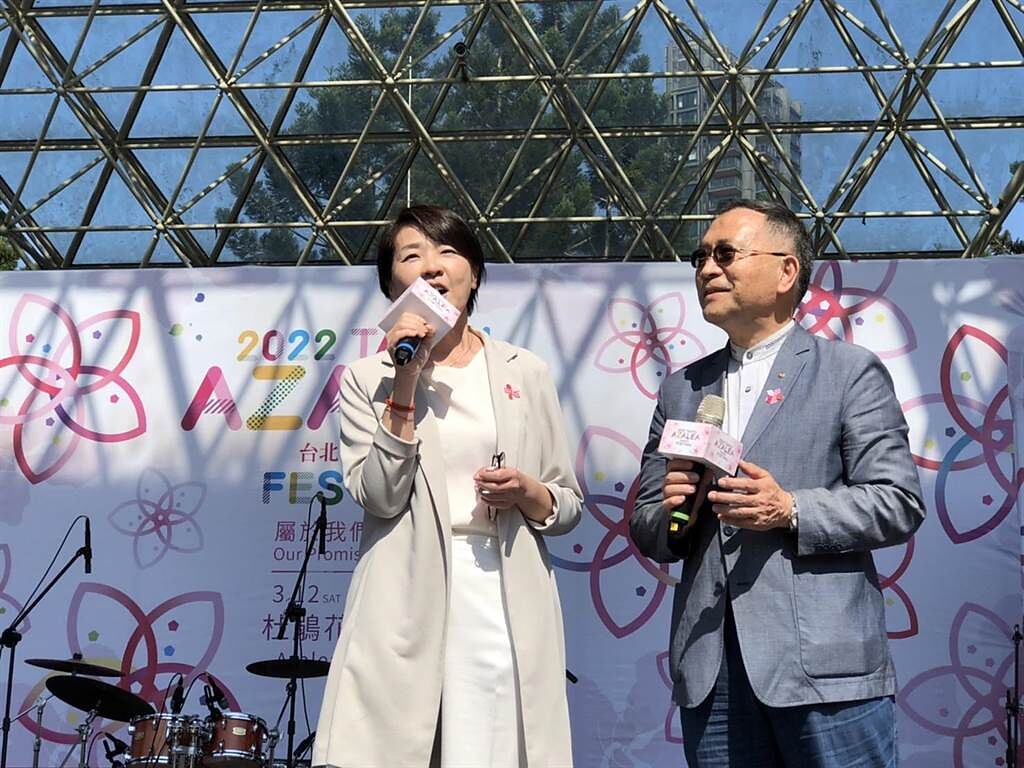 台北市副市長黃珊珊出席台北杜鵑花音樂會，受訪時說明疫情。（楊亞璇攝）