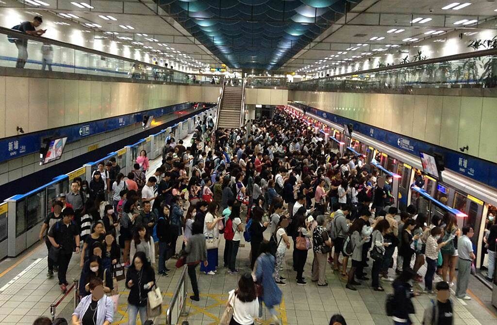 台北捷運新埔站一座電扶梯昨天晚間突然瞬間失速，現場近30多位民眾當場跌成一團。（示意圖／資料照）