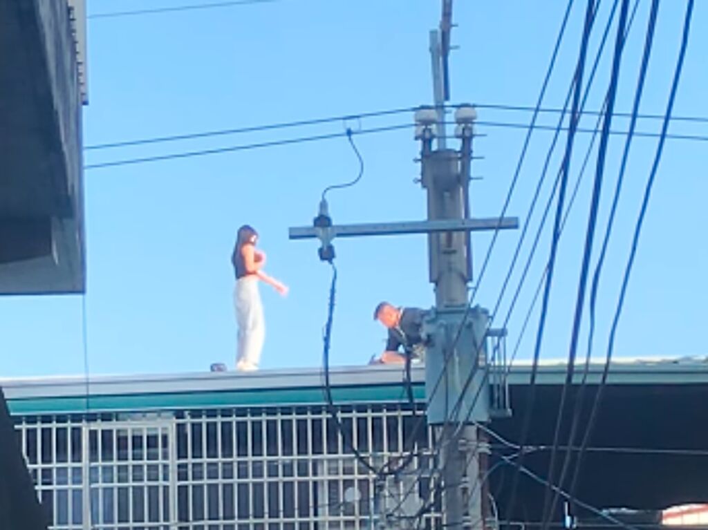 1名網友日前發現對方住戶的3樓鐵皮屋屋頂竟有1男1女站在屋頂拍影片，女子在鏡頭前扭腰擺臀跳舞，如此驚悚一幕讓目擊網友嚇壞。（翻攝自臉書「爆料公社」）