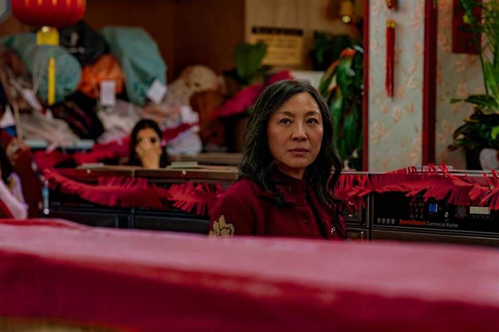 楊紫瓊飾演每天家庭事業兩頭燒的美國華裔移民。（台北双喜電影提供）